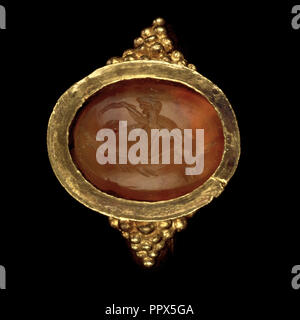 Ring; Römisches Reich; 250 - 400; Gold, Karneol; 2,7 × 2,9 cm, 1 1,16 × 1 1,8 in Stockfoto
