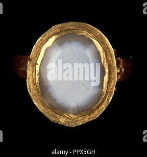 Ring; Römisches Reich; 250 - 400; Gold, Achat; 3 × 2,7 cm, 1 3,16 × 1 1,16 in Stockfoto