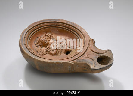 Lampe, Anatolien; 1. bis 4. Jahrhundert; Terracotta; 2,5 x 7,1 x 10,2 cm, 1 x 2 13,16 x 4 Stockfoto