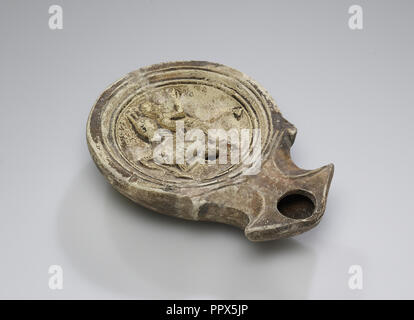 Lampe, Anatolien; 1. bis 4. Jahrhundert; Terracotta; 2,5 x 7 x 10 cm, 1 x 2 3,4 x 3 15,16 in Stockfoto