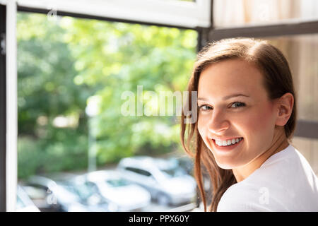 Nahaufnahme einer schönen Frau lächelnd an Kamera Stockfoto