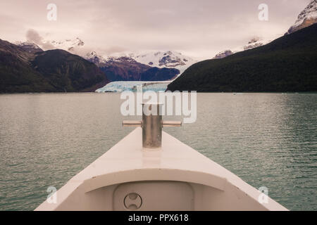 Segeln in den Lago Argentino mit dem Gletscher Spegazzini vor. Gletscher Nationalpark in Argentinien Stockfoto