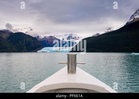 Segeln in den Lago Argentino mit dem Gletscher Spegazzini vor. Gletscher Nationalpark in Argentinien Stockfoto