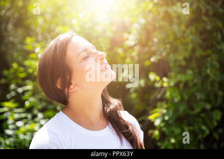 Nahaufnahme einer schönen jungen Frau schließen Ihre Augen Stockfoto