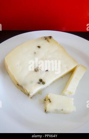 Griechische Küche. Platte der Kretischen Graviera Käse mit rotem Pfeffer Stockfoto