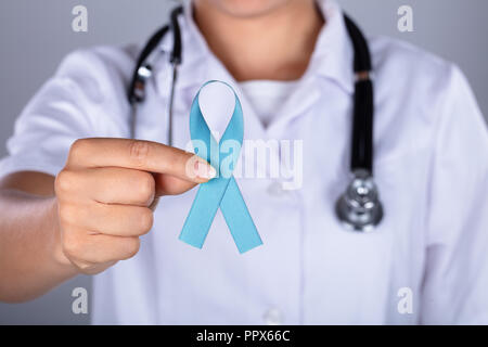 Nahaufnahme der Hand einer Ärztin die Sensibilisierung für Eierstockkrebs Stockfoto