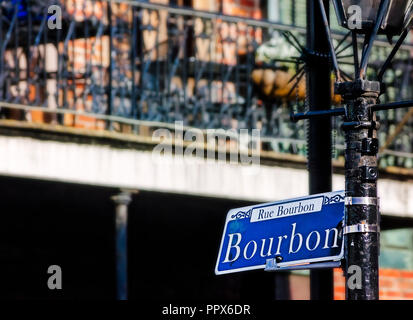 Ein Zeichen Mark Bourbon Street, oder die Rue Bourbon, im New Orleans French Quarter in New Orleans, Louisiana. Stockfoto