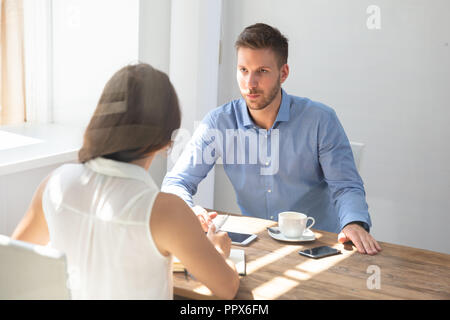 Zwei junge Geschäftsleute in Gespräch am Arbeitsplatz Stockfoto