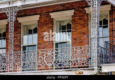 Einem schmiedeeisernen Balkon wird dargestellt im Französischen Viertel in New Orleans, Louisiana. Stockfoto