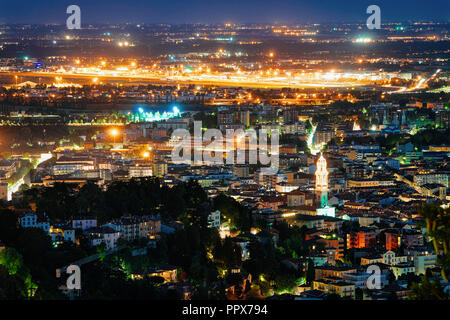 Nacht cytiscape in der unteren Stadt Bergamo, Lombardei in Italien Stockfoto