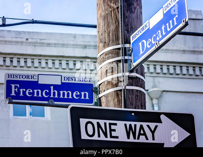 Schilder hängen über einer Stange, an der Kreuzung der Frenchmen Street und Decatur Street, November 15, 2015, in New Orleans, Louisiana. Stockfoto