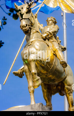 Jeanne d'Arc ist gedacht mit einer goldenen Statue, November 15, 2015, in New Orleans, Louisiana. Stockfoto