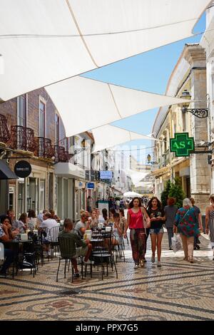 Blick entlang der R de Santo Antonio mit Restaurants und Geschäften im Stadtzentrum, Faro, Algarve, Portugal, Europa gesäumt. Stockfoto