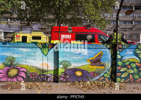 Notdienste Fahrzeuge mit einem Basketballplatz, die nach einem Brand in einem der beiden Blöcke im Elsass Wendover Road Aylesbury Immobilien, Southwark SE17 geparkt, am 24. September 2018 in London, England. Teil einer auf 2 Ebenen flach auf dem vierten und fünften Stock des 15-stöckigen Block beschädigt wurde. Eine Frau und zwei Kinder verlassen das Haus, bevor die Feuerwehr eingetroffen. Sie wurden an der Szene für Rauch einatmen von London Ambulance Service Crew behandelt und zu Krankenhaus gebracht. Ein anderer Mann war auch bei der Szene mit Rauchvergiftungen behandelt. Stockfoto