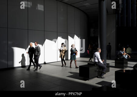 Stadt Arbeitnehmer genießen Sie warmen Sonnenschein draußen auf Fenchurch Avenue in der Londoner City - finanzielle Zentrum der Hauptstadt (aka der Square Mile), am 27. September 2018 in London, England. Stockfoto