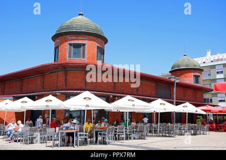 Cafe außerhalb der städtischen Markthalle, Olhau, Algarve, Portugal, Europa. Stockfoto