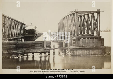 Neue Brücke über den Potomac River. Auf der Washington, Alexandria und Georgetown Eisenbahn. Gesamtlänge 5.104 Fuß; A.J. Russell Stockfoto