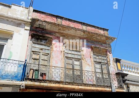 Traditionelle portugiesische Gebäude in der Altstadt bedürfen einer Renovierung, Olhau, Algarve, Portugal, Europa. Stockfoto