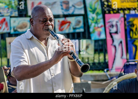 Ein Jazzmusiker spielt eine Klarinette in der Jackson Square, November 15, 2015, in New Orleans, Louisiana. Stockfoto