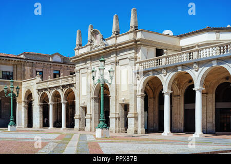 Historisches Gebäude mit Arkaden in der unteren Stadt in der unteren Stadt Bergamo in der Lombardei in Italien Stockfoto