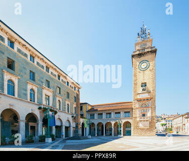 Memorial Tower und Piazza Vittorio Veneto Quadrat in der unteren Stadt in der unteren Stadt Bergamo in der Lombardei in Italien Stockfoto