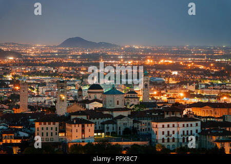 Nacht Stadtbild mit der Basilika von Santa Maria Maggiore in Bergamo in der Oberen Stadt, Italien Stockfoto