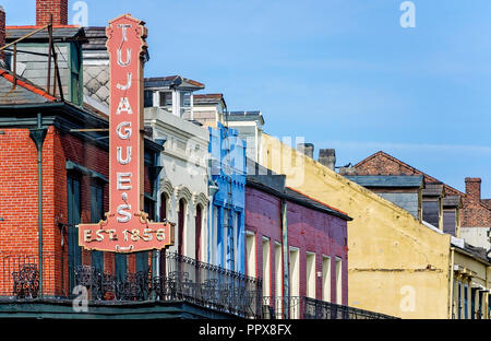 Der Tujague Zeichen errichtet wird neben dem Balkon des berühmten französischen Viertel Restaurant, im Jahr 1856 in New Orleans, Louisiana. Stockfoto