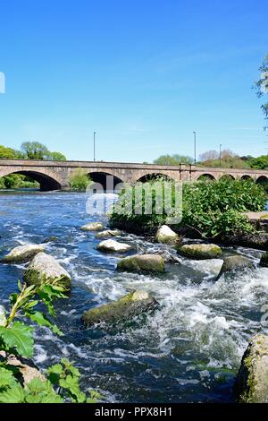 Blick über Geröll und das Wehr in Richtung der Trent Bridge Road Bridge A511 über den Fluss Trent, Burton upon Trent, Staffordshire, England, UK, Benachrichtigen Stockfoto