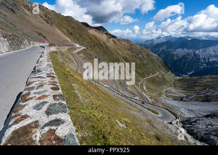 Kurvenreiche Straße der Stilfser Joch in der Nähe von Bormio, Italien, Europa, EU Stockfoto