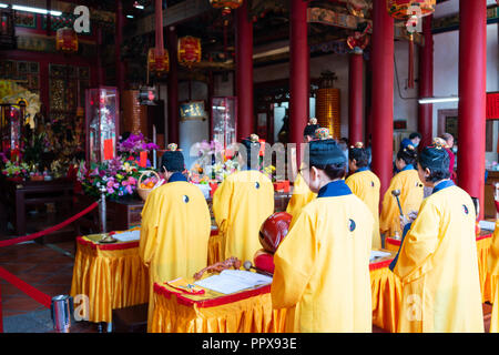 16. Februar 2018, Changhua Taiwan: Taoistische Mönch Menschen in Changhua Kaihua Tempel in Taiwan beten Stockfoto