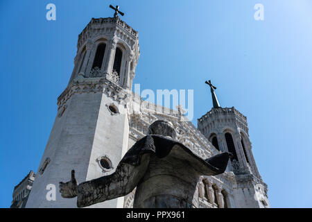 Notre-Dame De Fourviere Basilica Fassade Ansicht und zurück von Jean-Paul II Statue in Lyon Frankreich Stockfoto