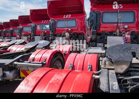 Das hintere Ende, hinten von sieben Auflieger Prime Mover Nutzfahrzeuge zeigt den Motor und Plattenteller, Fahrerhaus und einem großen Verkleidungen um den Luftwiderstand zu verringern. Stockfoto