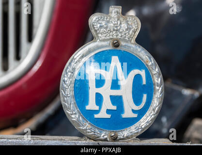 Vintage RAC-Abzeichen auf der Vorderseite eines alten Austin Auto aus den 30er Jahren. Royal Automobile Club Abzeichen in Großbritannien.. Stockfoto
