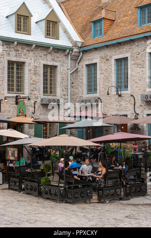 Die Menschen genießen Sie Getränke auf der Terrasse des La Pizz Saint-Pierre, in Place Royale - der Ort, der die erste dauerhafte französische Siedlung in Nordamerika. Stockfoto