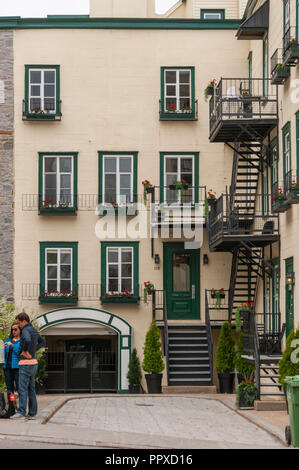 Malerische Fassade eines Wohnhauses auf Côte de la Montagne, in der Nähe der Place Royale, in der Unterstadt (Unterstadt). Quebec City, Quebec, Kanada. Stockfoto