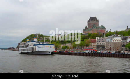 Kreuzfahrt Schiff vertäut am Quai (Pier) Chouinard. Das Château Frontenac thront auf dem Cap Diamant Vorgebirge, oberhalb des Alten Quebec untere Stadt (Unterstadt) Stockfoto