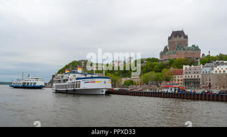 Fähr- und Kreuzfahrtschiffe auf St. Lawrence River. Das Château Frontenac thront auf dem Cap Diamant Vorgebirge, oberhalb des Alten Quebec untere Stadt (Unterstadt) Stockfoto
