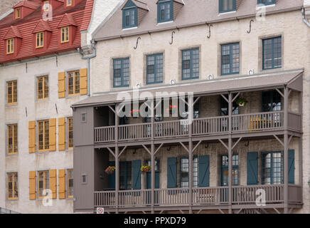 Charmante Fassaden des 18. Jahrhunderts historischen Gebäuden, der Place de Paris Stadt umgibt. Quebec City, Quebec, Kanada. Stockfoto