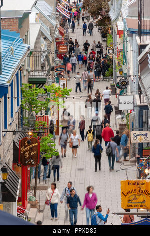 Masse der Touristen flanieren auf der Rue du Petit Champlain - ein berühmter Einkaufsstraße im historischen Viertel der Stadt, in der Altstadt von Quebec, Quebec City Stockfoto