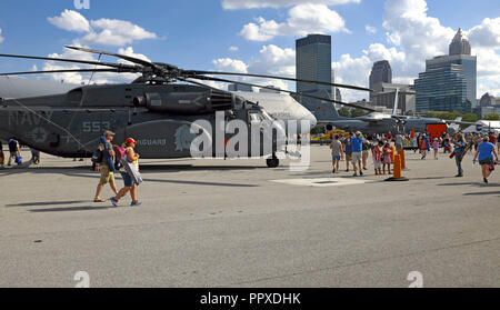2018 Cleveland National Air Show Teilnehmer vorbei ein Navy MH-53-Helikopter auf dem Weg zum Ausgang am Ende der Show in Cleveland. Stockfoto