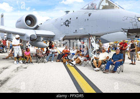 Gäste der jährlichen Flugschau 2018 von Burke Lakefront am 1. September 2018 suchen Schatten unter einem der Flugzeuge, die am Labor Day Weekend ausgestellt werden. Stockfoto