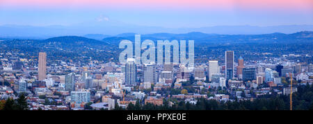 Die Innenstadt von Portland, Oregon bei Sonnenuntergang von: Pittock Mansion Stockfoto