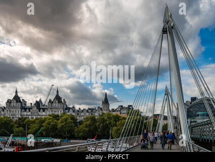 London/Großbritannien - 15. September 2018: Blick auf das Goldene Jubiläum Brücken aus dem südlichen Ende, mit Victoria Embankment und Whitehall Gardens. Stockfoto