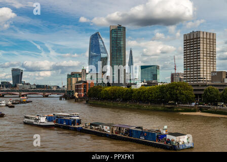 London/Großbritannien - 15. September 2018: Blick auf den südöstlichen Skyline von London Waterloo Bridge. Stockfoto