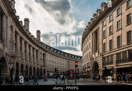 Londoν, Großbritannien - 15 September, 2018: Ansicht der Kurve der Regent Street, in der Nähe von Piccadilly Circus entfernt. Stockfoto