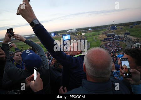 Das Team Europa Ian Poulter nimmt eine selfie von der Oberseite des 1. stand am ersten Tag der Ryder Cup bei Le Golf National, Saint-Quentin-en-Yvelines, Paris. Stockfoto