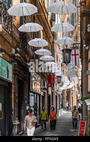 Genua/Italien - 29. Mai 2018: Eine erstaunliche weißer Schirme Dekoration über Lucolli, im historischen Zentrum der Stadt. Stockfoto