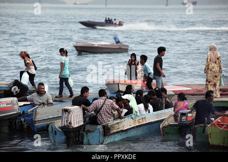 Passagiere Fang wassertaxis an der Küste von Kota Kinabalu in Borneo, Malaysia Stockfoto