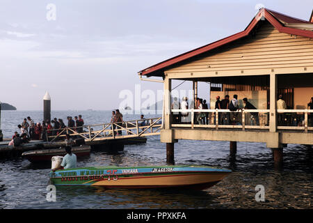 Passagiere Fang wassertaxis an der Küste von Kota Kinabalu in Borneo, Malaysia Stockfoto