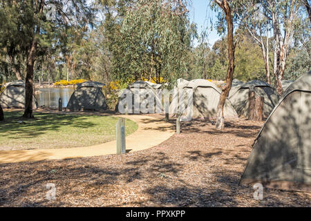 Zelte für Übernachtungen im Billabong Campingplatz in Dubbo Zoo NSW Australien. Stockfoto